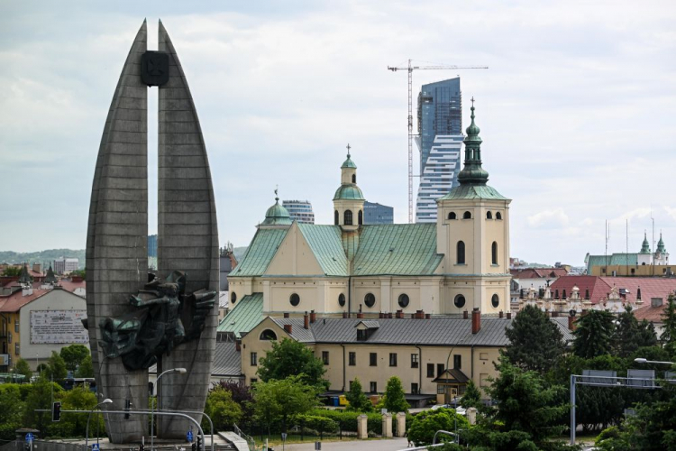 Pomnik Czynu Rewolucyjnego, sanktuarium MB Rzeszowskiej i Klasztor OO. Bernardynów w Rzeszowie. Fot. PAP/D. Delmanowicz