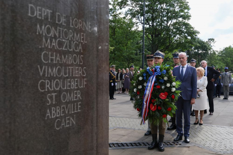 Ambasador Francji w Polsce Etienne de Poncins (P) podczas uroczystości upamiętniającej 80. rocznicę D-Day pod pomnikiem 1 Polskiej Dywizji Pancernej w Warszawie. Fot. PAP/P. Supernak