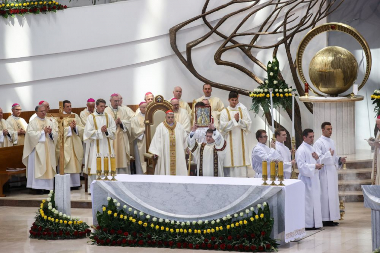 Kard. Marcello Semeraro (C) podczas uroczystości beatyfikacji ks. Michała Rapacza w bazylice Bożego Miłosierdzia w Krakowie Łagiewnikach. Fot. PAP/Ł. Gągulski