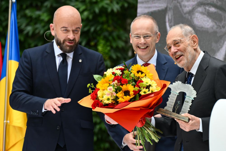 Prezydent Wrocławia Jacek Sutryk (L), dyrektor Zakładu Narodowego im. Ossolińskich Łukasz Kamiński (C) oraz uhonorowany nagrodą Jana Nowaka-Jeziorańskiego, były sekretarz generalny Sojuszu Północnoatlantyckiemu Javier Solana. Fot. PAP/M. Kulczyński