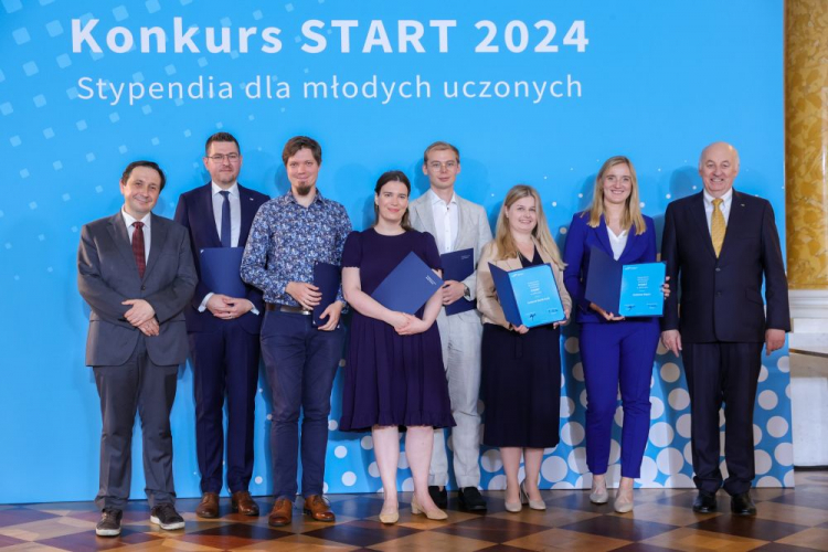 Przewodniczący Rady Fundacji na Rzecz Nauki Polskiej prof. Tomasz Guzik (L), prezes zarządu Fundacji na Rzecz Nauki Polskiej prof. Maciej Żylicz (P) oraz nagrodzeni: mgr Piotr Włodzimierz (4P), mgr Piotr Ostropolski-Nalewaja (3L), dr Anna Dobrowolska (4L), dr Justyna Kocik-Król (3P), mgr inż. Elżbieta Wątor (2P), dr inż. Erwin Wojtczak (2L) podczas uroczystości wręczenia stypendiów START. Warszawa, 08.06.2024. Fot. PAP/R. Guz