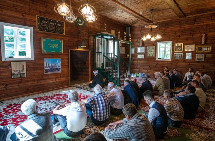 Wierni podczas islamskiego święta ofiarowania Kurban Bajram w meczecie w Kruszynianach. 2022 r. Fot. PAP/M. Zieliński