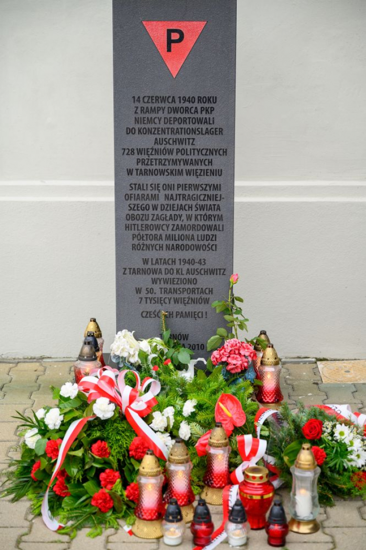 Obelisk na dworcu kolejowym w Tarnowie upamiętniający pierwszy transport Polaków do KL Auschwitz. 2020 r. Fot. PAP/P. Topolski