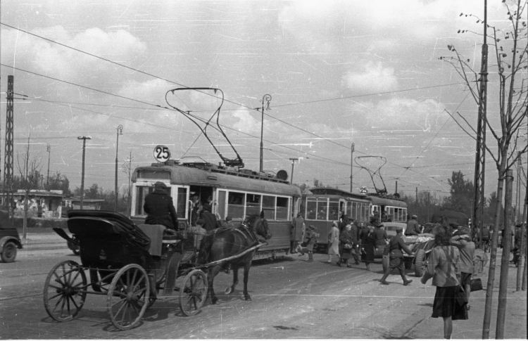 Tramwaj typu K, tzw. Berlinka. Warszawa, 1947 r. Fot. PAP/CAF 