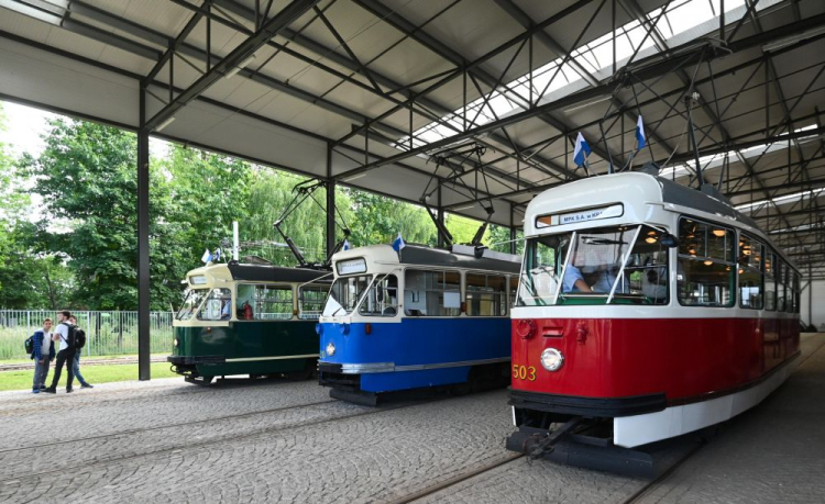 Wagon typu Konstal 102Na (L), Konstal 102Na (C) i typu Konstal 13N (P) podczas prezentacji historycznych tramwajów z Poznania i Warszawy, które będą kursować na Krakowskiej Linii Muzealnej. 07.06.2024. Fot. PAP/Art Service