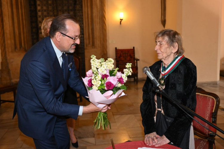 Wojewoda dolnośląski Maciej Awiżeń (L) oraz świętująca jubileusz 93. urodzin poetka i pisarka Urszula Kozioł (P) podczas uroczystości we Wrocławiu. Fot. PAP/M. Kulczyński