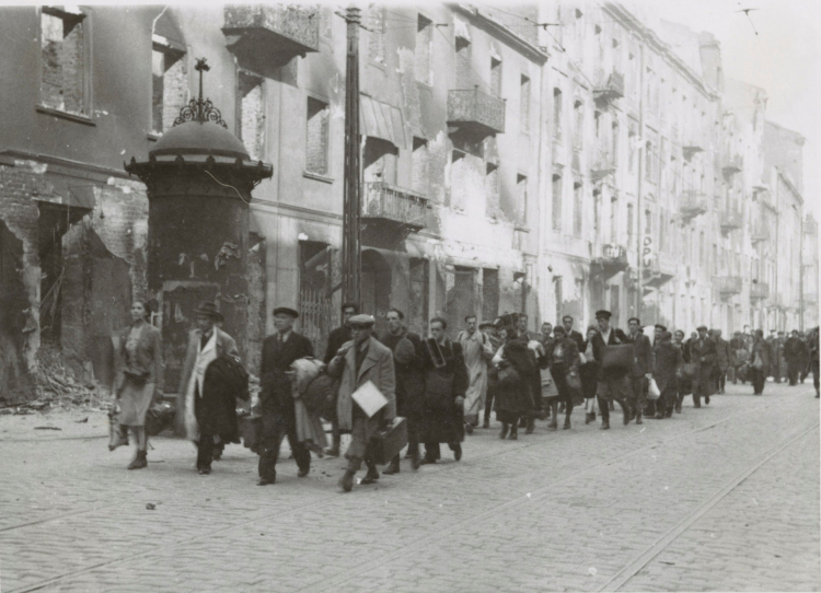 Żydzi w drodze na Umschlagplatz na ulicy Zamenhofa. Fot. ze zbiorów United States Holocaust Memorial Museum.