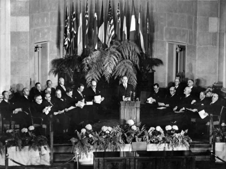 Zdjęcie z ceremonii podpisania dokumentów powołujących do życia Pakt Północnoatlantycki NATO w Waszyngtonie. 4 kwietnia 1949 r. Fot. PAP/EPA
