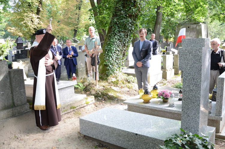 Krakowski IPN wyremontował groby powstańców warszawskich na Cmentarzu Rakowickim, fot.  IPN/J. Ślęzak