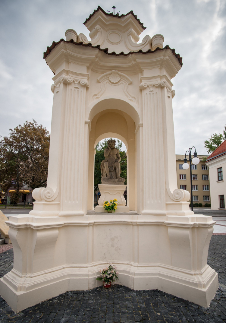 Kapliczka z rzeźbą Chrystusa Frasobliwego w Lublinie. Źródło: wikipedia.pl