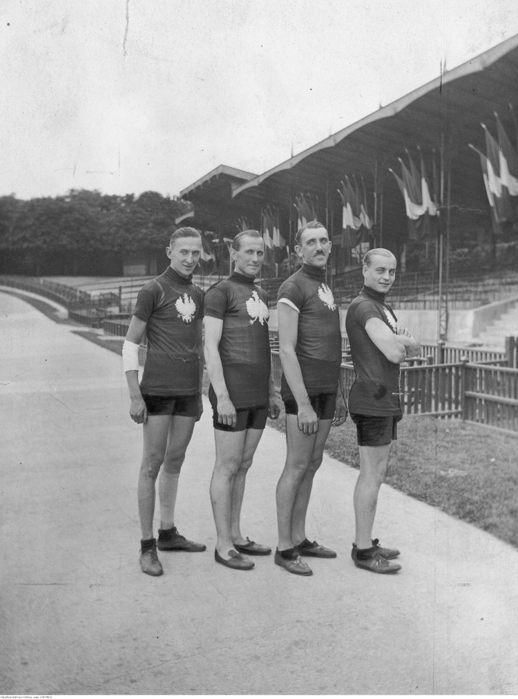 Reprezentacja Polski w kolarstwie na Letnich Igrzyskach Olipijskich. Zdobywcy srebrnego medalu na dystansie 4000 m drużynowo. Od lewej: Tomasz Stankiewicz, Jan Łazarski, Franciszek Szymczyk, Józef Lange. Fot. Narodowe Archiwum Cyfrowe.