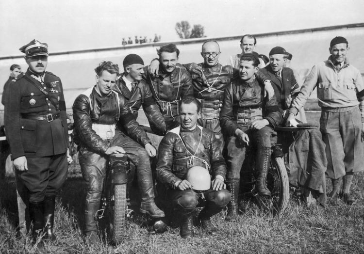 Mecz motocyklowy Warszawa - Wiedeń rozgrywany na Stadionie Wojska Polskiego w Warszawie w czerwcu 1935 r. Fotografia grupowa uczestników zawodów. Widoczni m.in.: major Gruszka (stoi). Siedzą od lewej: Walz, Edward Langer, Ilchman, Jóżef Docha, Riedl, Frankowski (klęczy). Fot. Narodowe Archiwum Cyfrowe