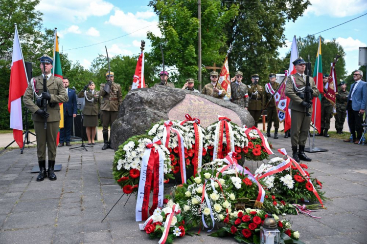 Uroczystości przed pomniku upamiętniającym aresztowanie Sztabu Wileńskiego Armii Krajowej przez NKWD w Boguszach. 06.07.2024. Fot. PAP/V. Doveiko