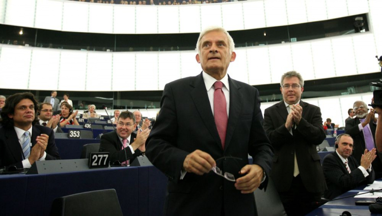 Jerzy Buzek (C) po wyborze na nowego przewodniczącego PE i europoseł Ryszard Czarnecki (3P) podczas sesji inauguracyjnej Parlamentu Europejskiego. Strasburg, 14.07.2009. Fot. PAP/R. Pietruszka