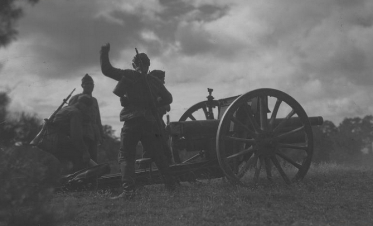 Armata polowa 75 mm wz.1902/26 na poligonie podczas ćwiczeń w 1935 r. Fot. Narodowe Archiwum Cyfrowe