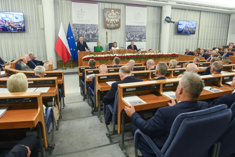 Prezydent Andrzej Duda (C-L) przemawia na sali obrad Senatu w Warszawie podczas uroczystego posiedzenia izby w ramach obchodów 35. rocznicy pierwszego posiedzenia odrodzonego Senatu. Fot. PAP/P. Nowak