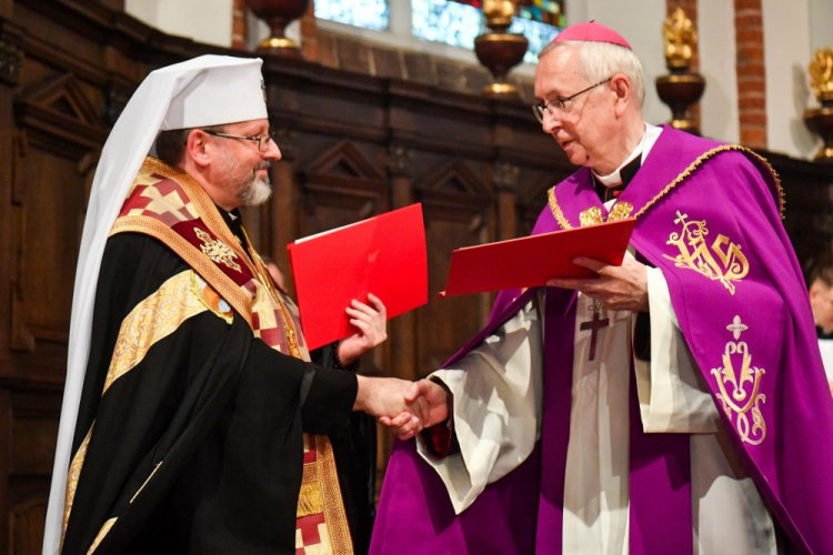 Kościelne obchody 80. rocznicy zbrodni wołyńskiej. Przewodniczący KEP abp Stanisław Gądecki (P) i zwierzchnik Ukraińskiego Kościoła Greckokatolickiego abp Światosław Szewczuk (L) podczas nabożeństwa Słowa w archikatedrze warszawskiej podpisali wspólne oświadczenie pt. "Przebaczenie i pojednanie". Warszawa, 07.07.2023. Fot. PAP/A. Lange