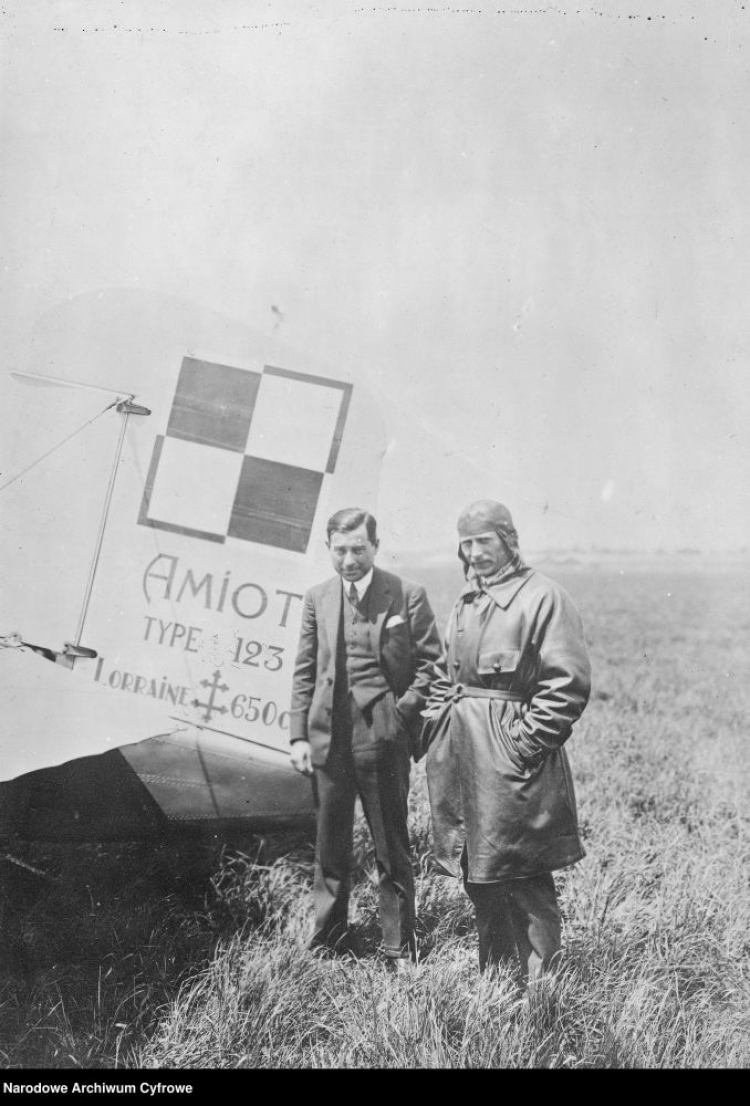 Majorowie Kazimierz Kubala i Ludwik Idzikowski przy samolocie Amiot 123. 07.1929. Fot. NAC