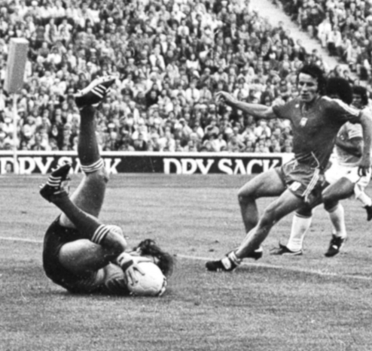 Mundial '74, mecz Polska - Brazylia: jedna z akcji meczu, tak bronił polskiej bramki Jan Tomaszewski. Fot. PAP/CAF/ADM/S. Jakubowski