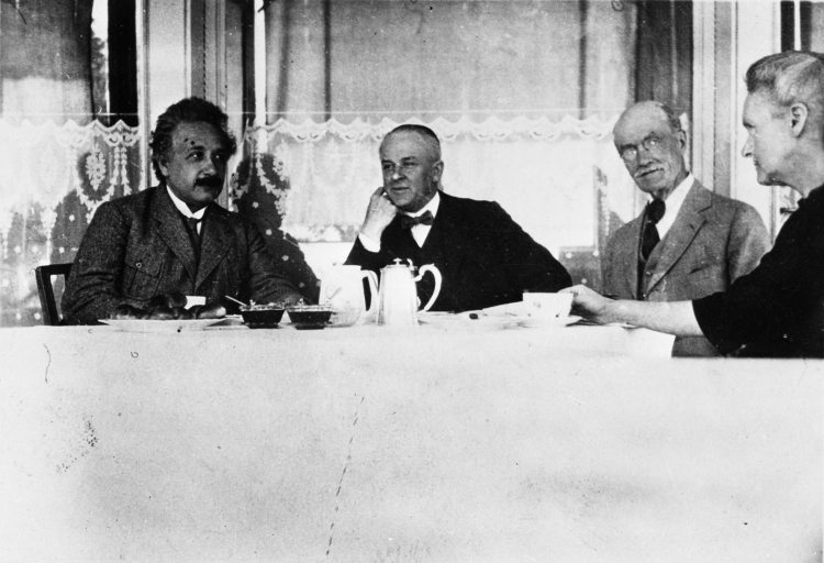 Laureaci Nagrody Nobla w dziedzinie fizyki: Albert Einstein, Robert Andrews Millikan (w środku), Maria Skłodowska-Curie w Genewie w latach dwudziestych. Fot. PAP gr PAP/Reprodukcja 