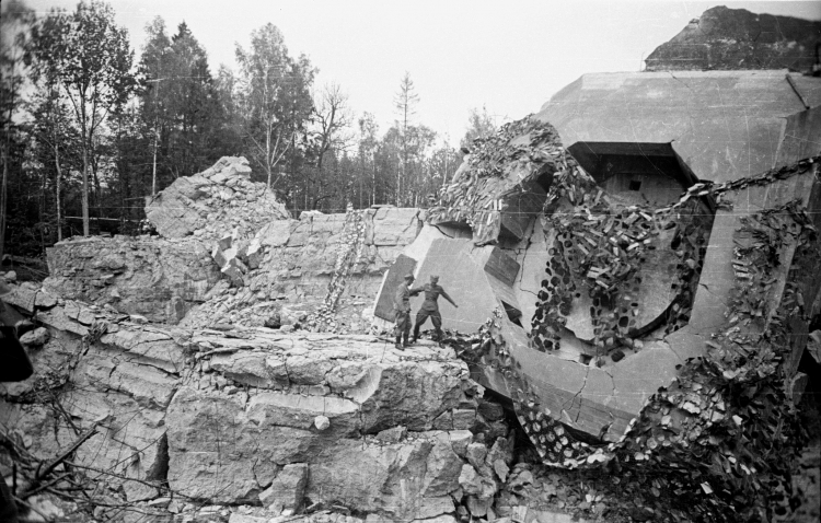 Ruiny bunkra na terenie Wilczego Szańca w październiku 1946 r. Fot. PAP/J. Baranowski.