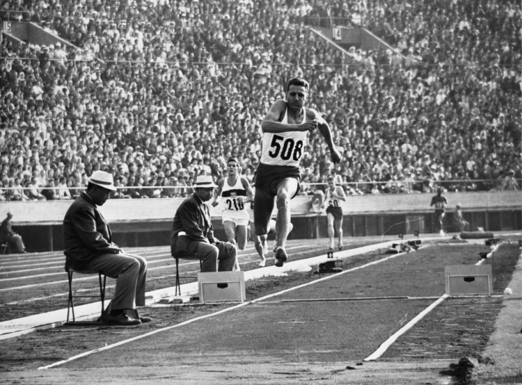 Letnie Igrzyska Olimpijskie w Tokio w 1964 r. Józef Szmidt w trójskoku. Wynikiem 16,85 m pobił rekord olimpijski i zdobył złoty medal./PAP