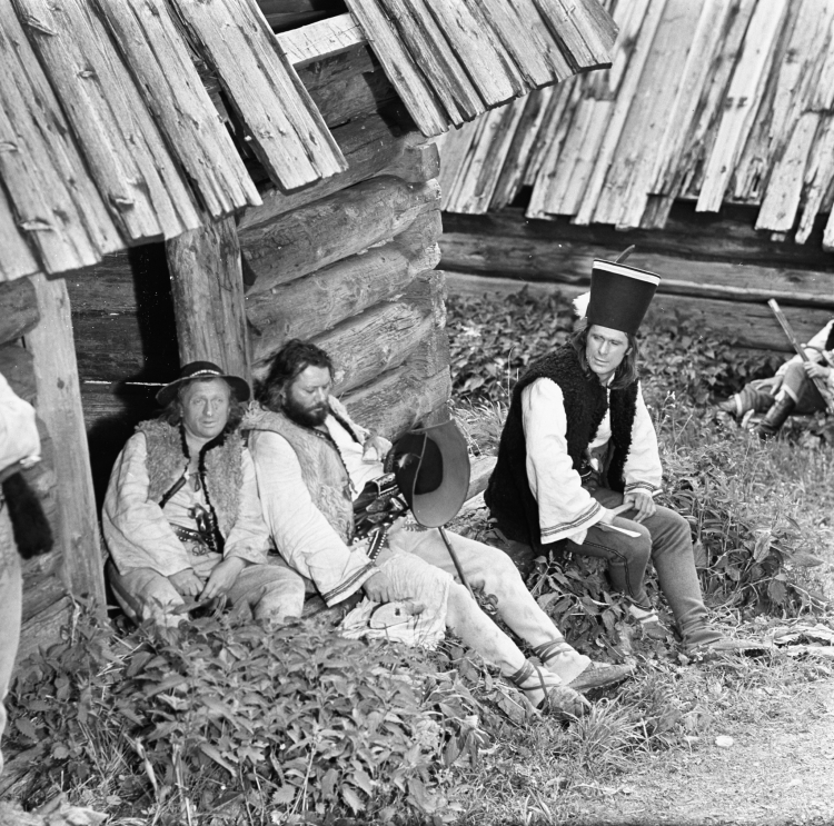 Witold Pyrkosz (Jędruś Pyzdra), Bogusz Bilewski (Waluś Kwiczoł) i Marek Perepeczko, odtwórca głównej roli na planie filmu "Janosik", fot. PAP/M. Sochor