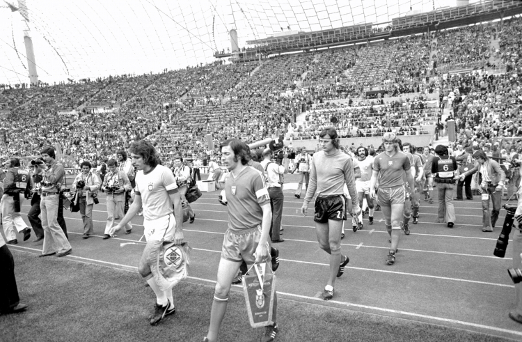 Mecz Polska - Brazylia. N/z: przed meczem po prawej Kazimierz Deyna, Jan Tomaszewski i Jerzy Gorgoń. Na czele Brazylii jej kapitan Marinho Peres. Fot. PAP/CAF/Stanisław Jakubowski