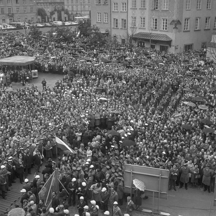 Tłum zgromadzony na uroczystości zakończenia pierwszego etapu odbudowy i przekazania bryły Zamku Królewskiego 19 lipca 1974 r. O godzinie 11.15 ponownie ruszyły wskazówki zegara zamkowego. Fot. PAP/Z. Wdowiński