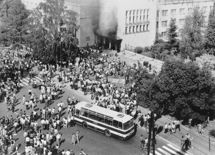 Tłum protestujących zebrany przed budynkiem Komitetu Wojewódzkiego w Radomiu 25 czerwca 1976 r. Fot. PAP/Reprodukcja