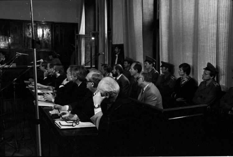 Proces w sprawie śmierci Grzegorza Przemyka, maturzysty pobitego przez funkcjonariuszy MO w komisariacie przy ul. Jezuickiej na Starym Mieście. Czerwiec 1984 r. Fot. PAP/W. Frelek