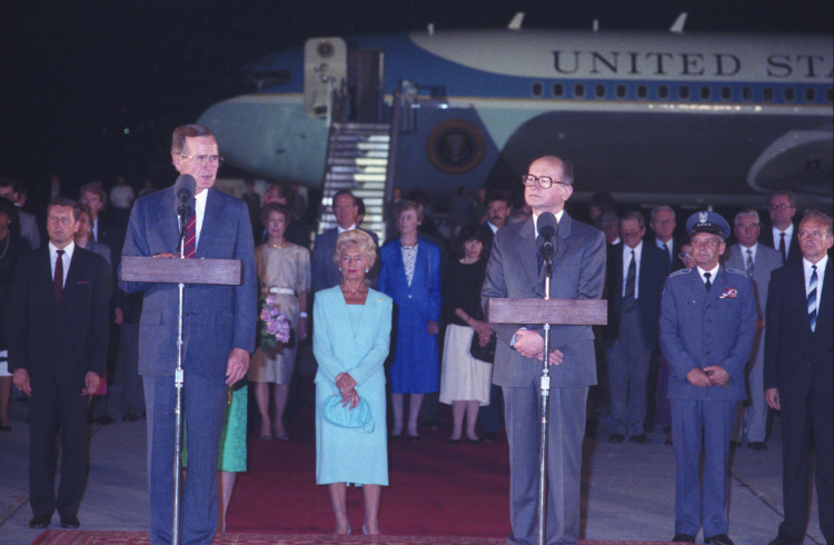 Wizyta prezydenta Stanów Zjednoczonych Ameryki Północnej George'a Busha 9 lipca 1989 r. Powitanie na lotnisku Okęcie. Fot. PAP/J. Bogacz