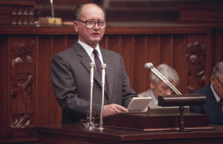 Przemówienie Wojciecha Jaruzelskiego po zaprzysiężeniu na urząd prezydenta PRL. Fot. PAP/I. Sobieszczuk.