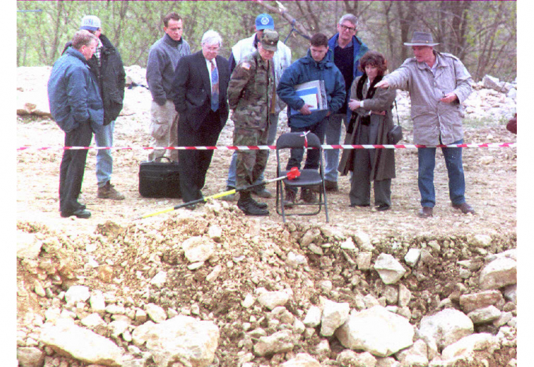 Poszukiwania ofiar zbrodni w rejonie Srebrenicy w 1998 r. Fot. PAP/CAF-EPA.