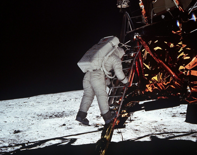 Na archiwalnym zdjęciu - amerykański astronauta, pilot lądownika, Edwin E. Aldrin sfotografowany przez dowódcę statku Apollo 11 Neila A. Armstronga 20 lipca 1964 r. , gdy po stopniach lądownika schodzi na powierzchnię Księżyca. PAP/EPA /NASA