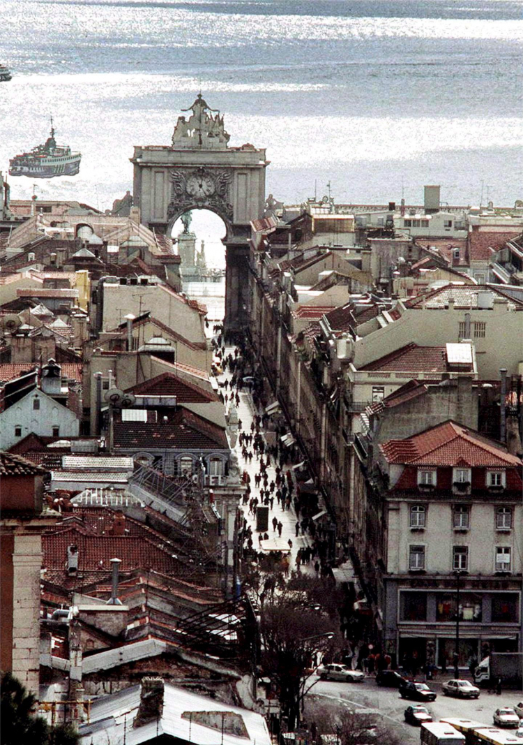 Lizbona, stara część miasta, fot. LUSA/EPA/PAP/M. de Almeida