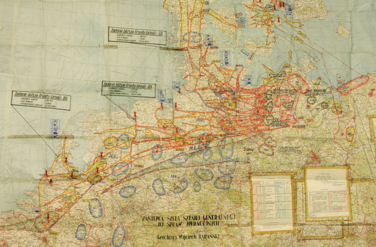 Mapa z zaznaczonymi planowanyi kierunkami ataku wojsk Układu Warszawskiego w Europie Zachodniej, fot. PAP/B. Zborowski