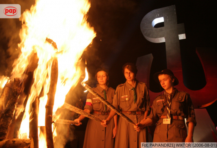Ogień przyniesiony z Grobu Nieznanego Żołnierza zapłonął na Kopcu Powstania Warszawskiego, 2006 r. PAP/Andrzej Wiktor