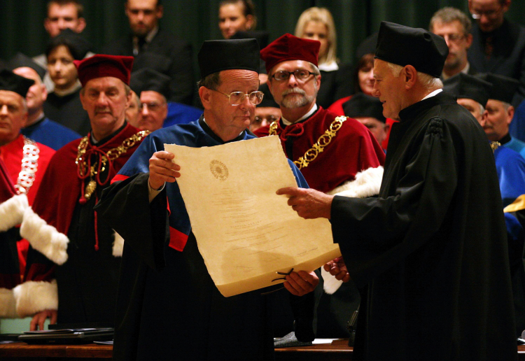 Prof. Jerzy Borejsza podczas uroczystości nadania tytułu Honoris Causa prezydentowi Republiki Litewskiej Valdasowi Adamkusowi (P) na inauguracji roku akademickiego Uniwersytetu Mikołaja Kopernika w Toruniu w 2007 r. Fot. PAP/P. Ulanowski.