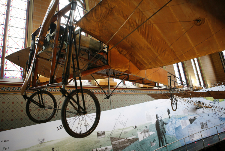 Bleriot XI w Musee des Arts et Metiers w Paryży. Fot. PAP/EPA/L. Dolega