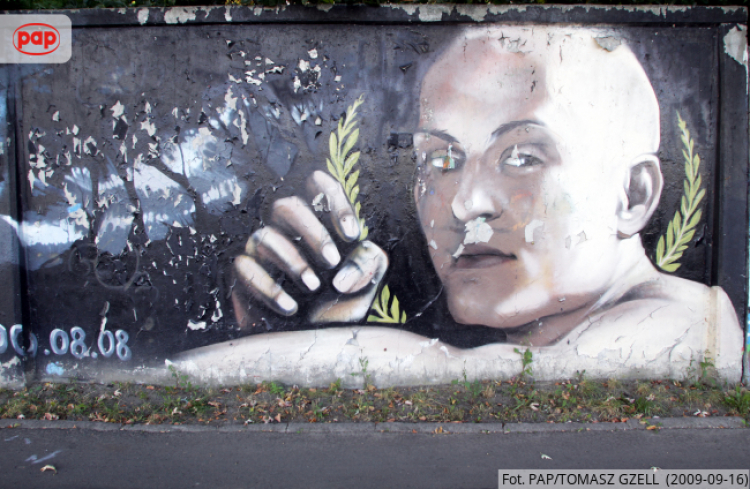 Mur wyścigów konnych na Służewcu przy ulicy Puławskiej w Warszawie, 2009 r. PAP/Tomasz Gzell