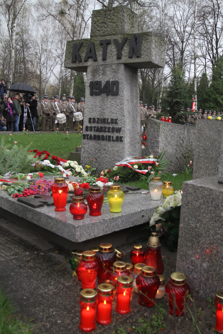  Warszawa, 13.04.2010. Uroczystości przy pomniku ofiar Katynia w Dolince Katyńskiej na Cmentarzu Wojskowym na Powązkach w Warszawie. Fot. PAP/B. Zborowski 