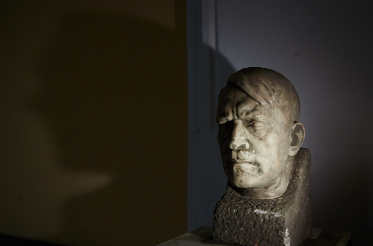 Rzeźba przedstawiająca głowę Adolfa Hitlera w Muzeum Narodowym w Gdańsku. Fot. PAP/A. Warżawa