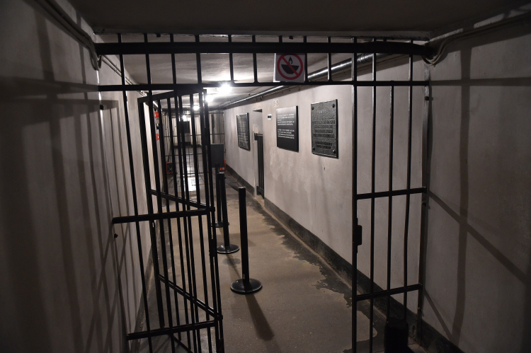 Podziemia bloku w KL Auschwitz, gdzie zmarł o. Maksymialian Kolbe, fot. PAP/J. Bednarczyk