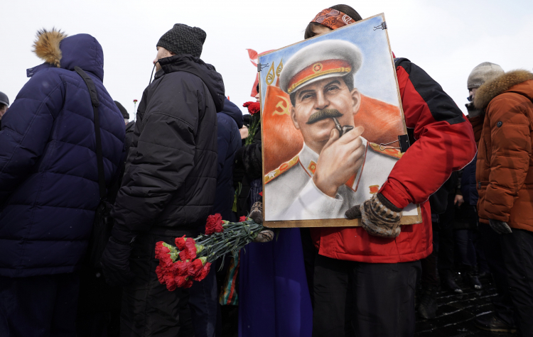 Uczestnicy komunistycznej manifestacji na Placu Czerwonym w Moskwie w 65. rocznicę śmierci dyktatora. Fot. PAP/EPA/S. Ilnitsky