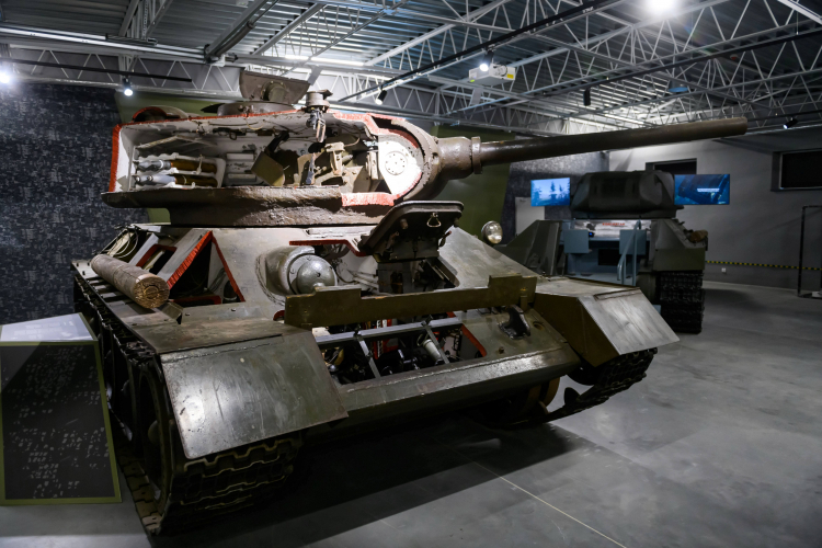 Czołg T-34-85 „Rudy” używany podczas produkcji II i III sezonu serialu „Czterej pancerni i pies” na ekspozycji w nowej siedzibie Muzeum Broni Pancernej, oddziale Muzeum Wojska Polskiego, 27 bm. w Poznaniu. PAP/Jakub Kaczmarczyk