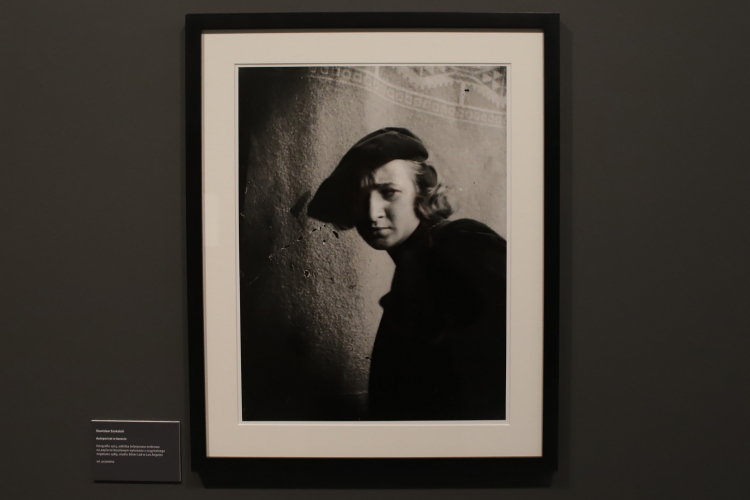 Fotografia „Autoportret w berecie” zaprezentowana podczas wystawy prac fotograficznych Stanisława Szukalskiego „Stanisław Szukalski. Fotografista” w Muzeum Górnośląskim w Bytomiu w 2022 r. Fot. PAP/Z. Meissner