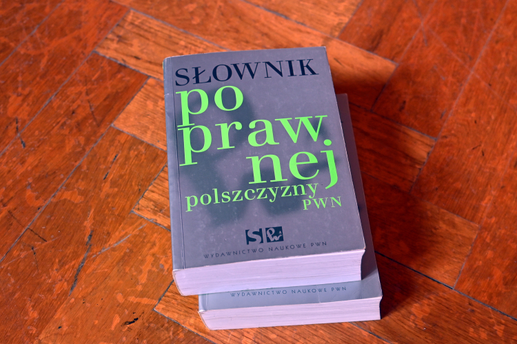 Słownik poprawnej polszczyzny udostępniony maturzystom podczas egzaminu maturalnego z języka polskiego w I LO im. Marii Skłodowskiej-Curie w Szczecinie. Fot. PAP/M. Bielecki 