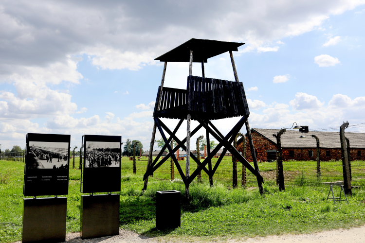 Wieża wartownicza na terenie byłego obozu Auschwitz II-Birkenau. Fot. PAP/T. Wiktor