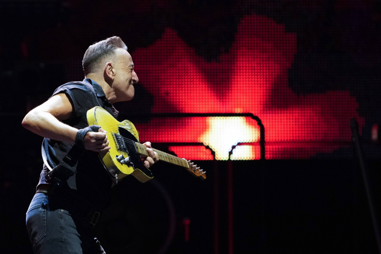 Bruce Springsteen podczas koncertu na Stadionie Olimpijskim w Barcelonie w 2023 r. Fot. PAP/ EPA/A. Garcia